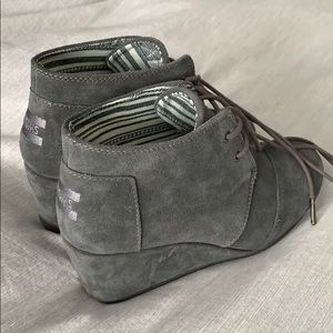 Tom’s gray suede wedges